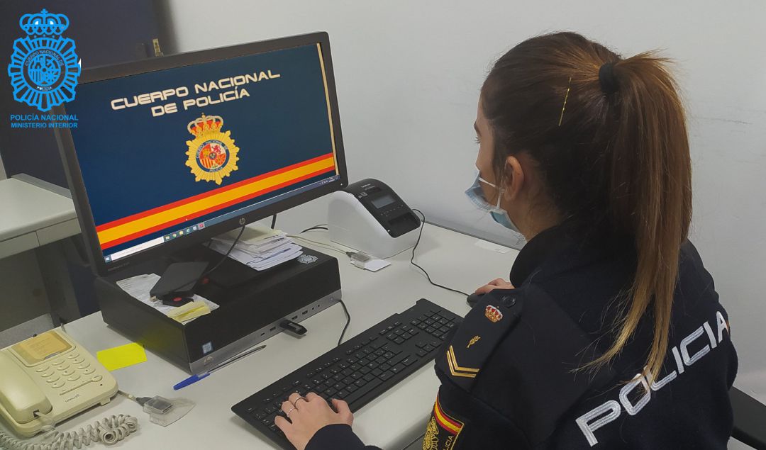Una Policía Nacional en una Comisaría de Girona Una Policía Nacional en una Comisaría de Girona