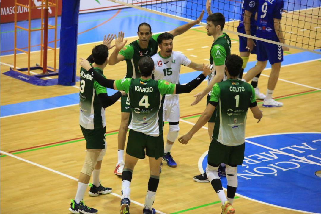 Los jugadores del Unicaja Almería celebrando la victoria. Los jugadores del Unicaja Almería celebrando la victoria.