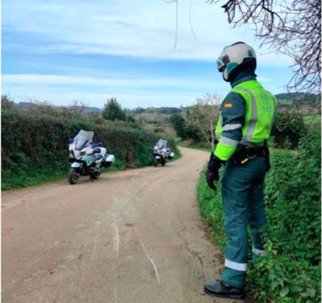 Cuando el menor había circulado 200 metros el vehículo se salió de la carretera y chocó con el talud. Cuando el menor había circulado 200 metros el vehículo se salió de la carretera y chocó con el talud.