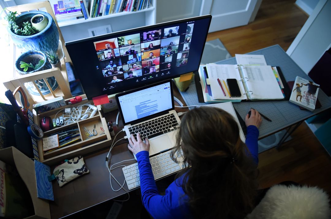 Una alumna recibe clase de manera telemática. Una alumna recibe clase de manera telemática.
