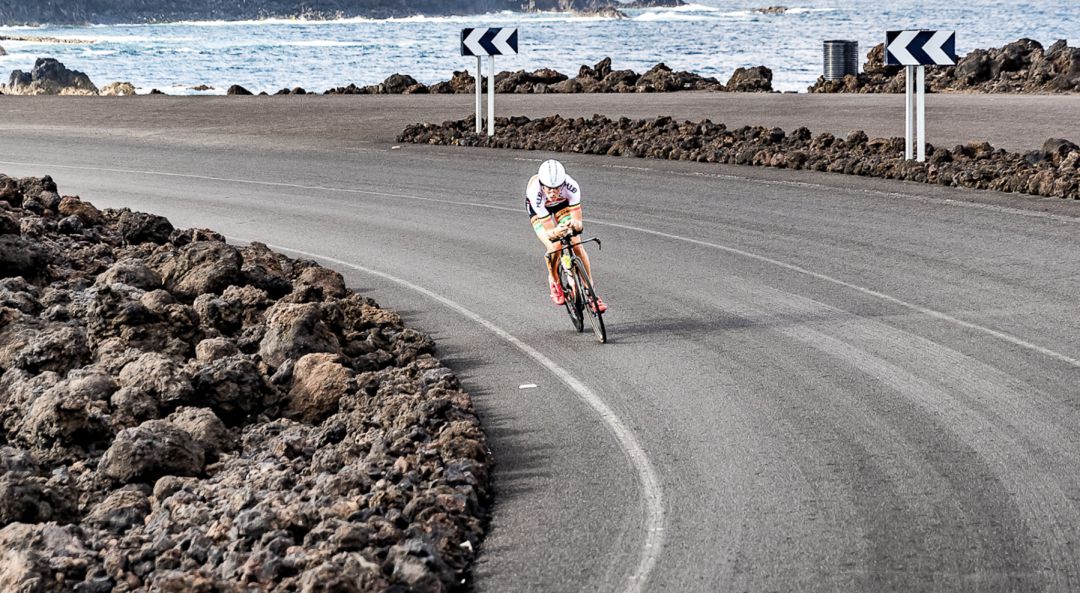 Uno de los participantes en el Ironman Lanzarote en las inmediaciones de Los Hervideros. Uno de los participantes en el Ironman Lanzarote en las inmediaciones de Los Hervideros.