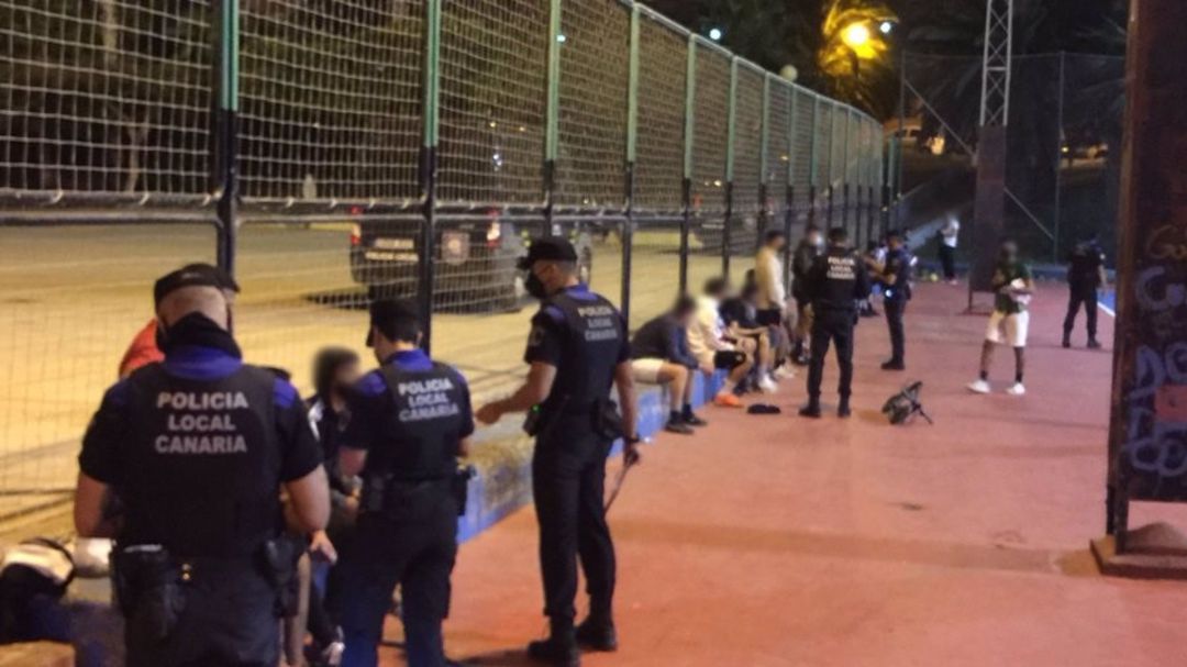 Policía Local multando a los jóvenes Policía Local multando a los jóvenes
