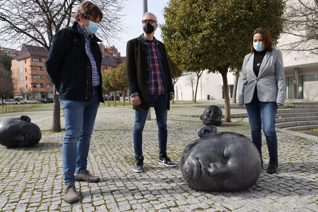 El alcalde de Fuenlabrada, Javier Ayala, (i) y la concejala coordinadora del Área Covid, Mónica Sebastián, (d) junto al escultor y pintor Samuel Salcedo en la inauguración, este miércoles, de la exposición 'Rollin’s Stones' El alcalde de Fuenlabrada, Javier Ayala, (i) y la concejala coordinadora del Área Covid, Mónica Sebastián, (d) junto al escultor y pintor Samuel Salcedo en la inauguración, este miércoles, de la exposición 'Rollin’s Stones'