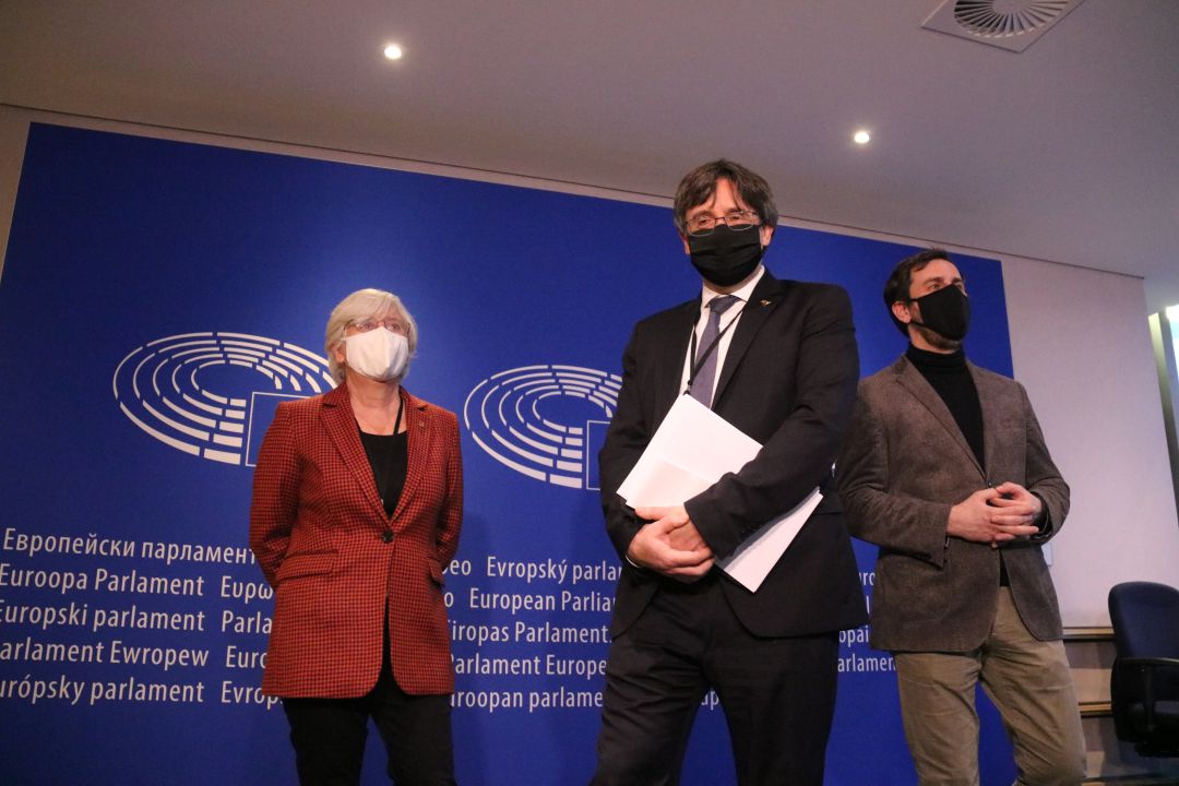 Clara Ponsatí, Carles Puigdemont i Toni Comín a la seu del Parlament Europeu Clara Ponsatí, Carles Puigdemont i Toni Comín a la seu del Parlament Europeu