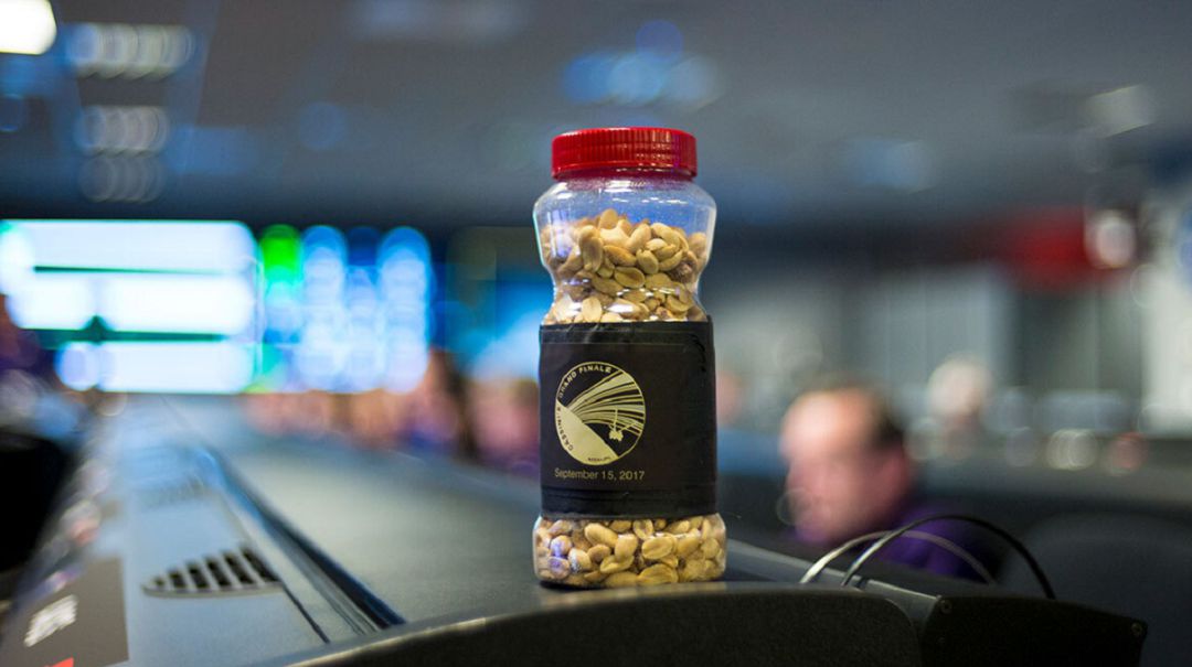 Un tarro de cacahuetes durante la misión final de la sonda Cassini. Un tarro de cacahuetes durante la misión final de la sonda Cassini.
