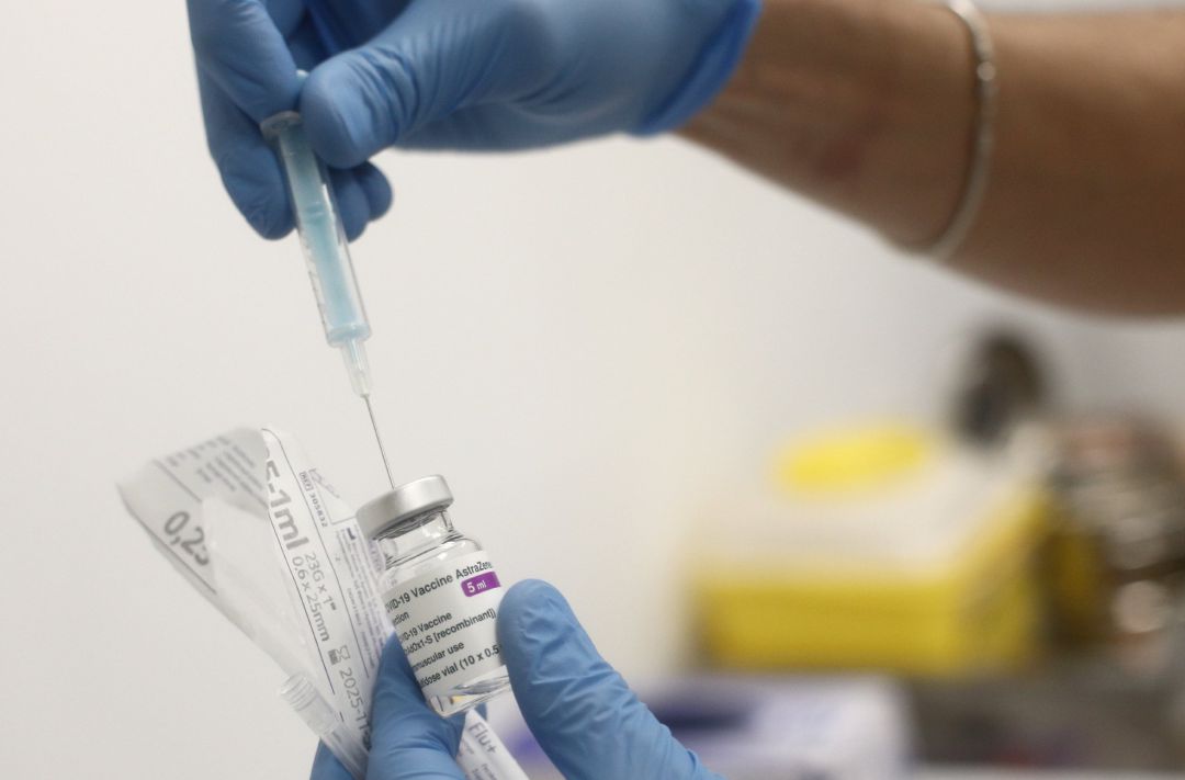 Una profesional sanitaria sostiene una dosis de la vacuna contra la COVID-19 de AstraZeneca en un Centro de Vacunación de la Comunidad de Madrid Una profesional sanitaria sostiene una dosis de la vacuna contra la COVID-19 de AstraZeneca en un Centro de Vacunación de la Comunidad de Madrid