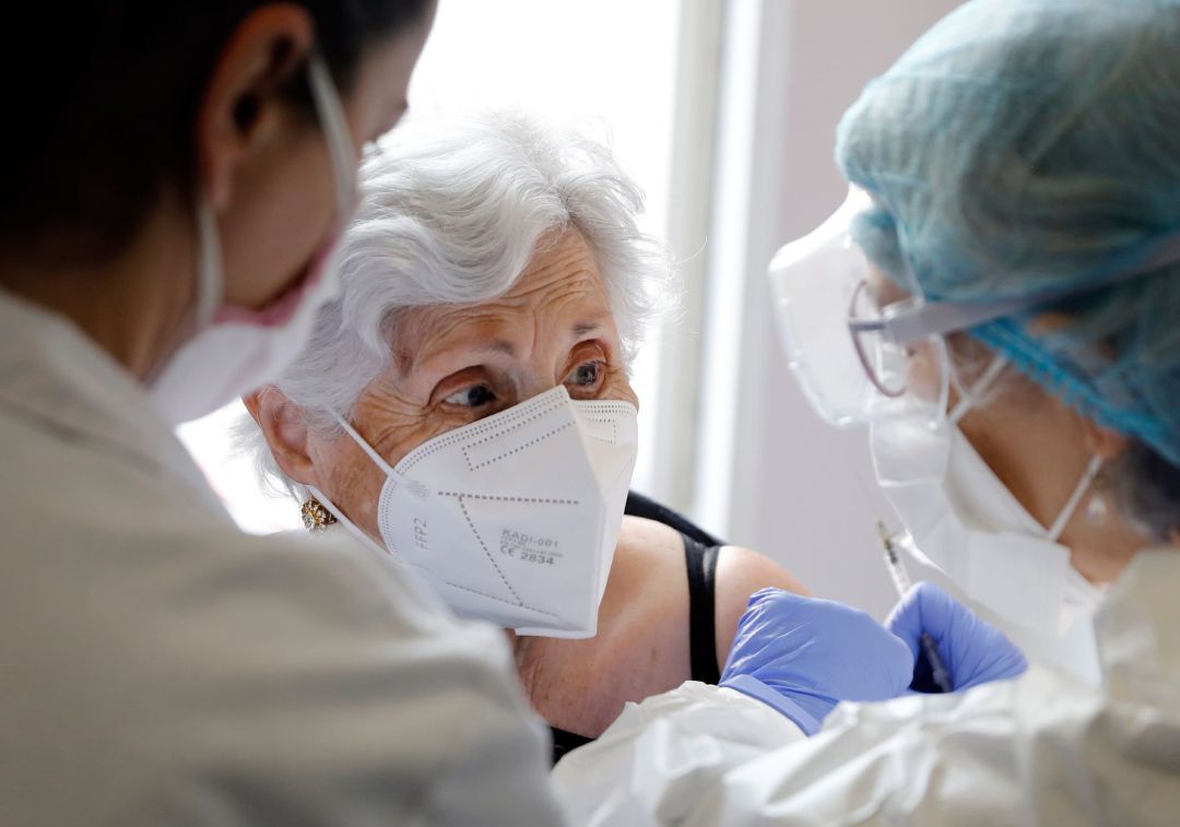 Las vacunas han provocado un fuerte descenso de la mortalidad y los contagios en las residencias de ancianos Las vacunas han provocado un fuerte descenso de la mortalidad y los contagios en las residencias de ancianos
