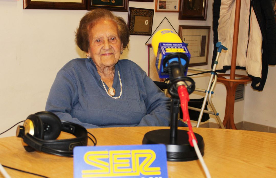 Fina Beneyto Beneyto, en los estudios de Radio Alcoy cuando cumplió 104 años. Fina Beneyto Beneyto, en los estudios de Radio Alcoy cuando cumplió 104 años.
