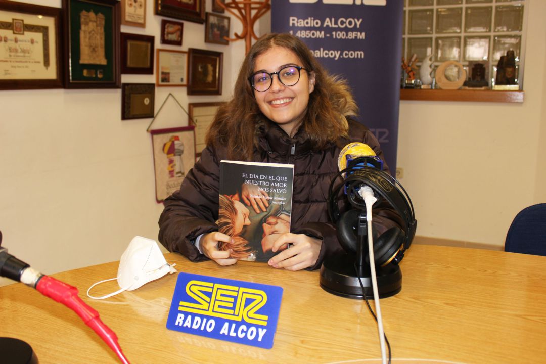 Yolanda Vicent con un ejemplar del segundo libro que ha publicado Yolanda Vicent con un ejemplar del segundo libro que ha publicado