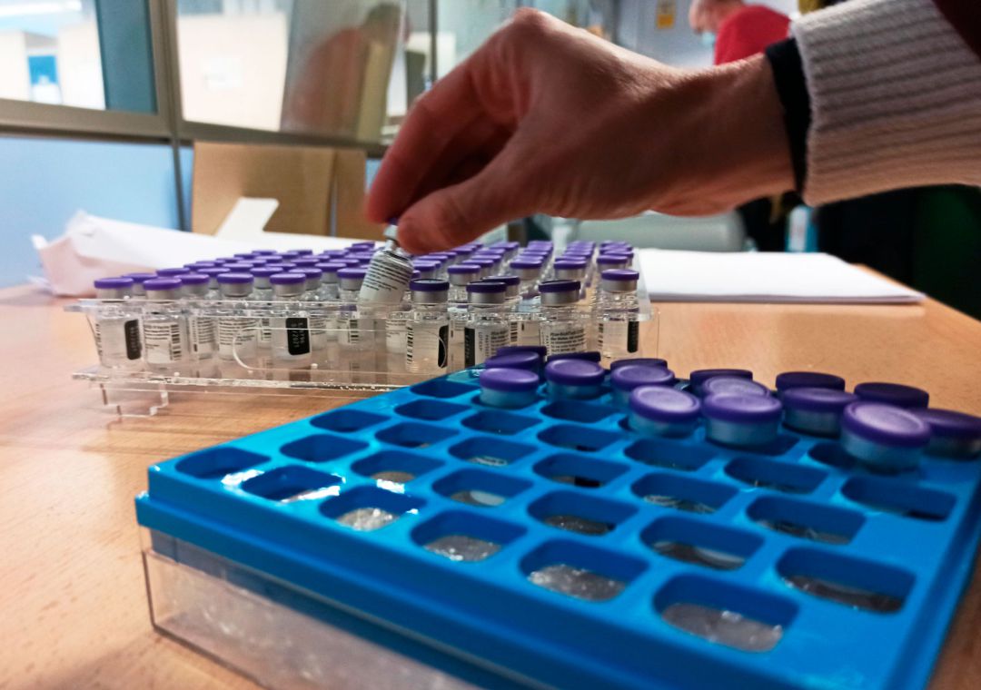 Primer plano de dosis de las vacunas contra el coronavirus Primer plano de dosis de las vacunas contra el coronavirus