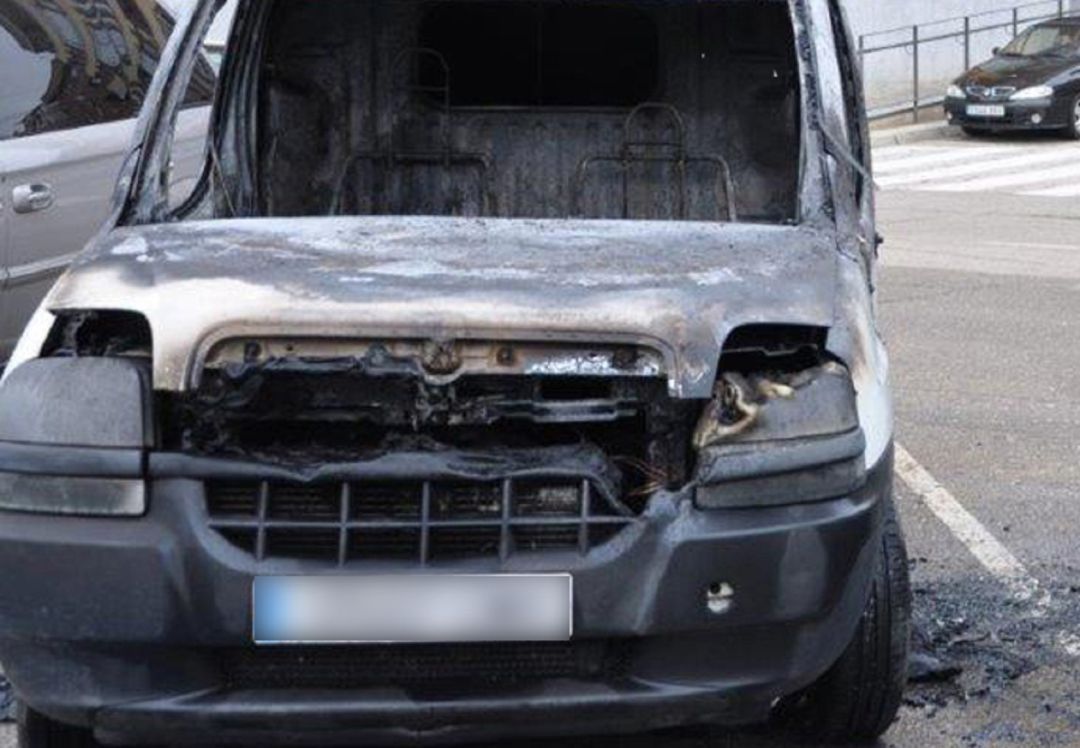 Imagen de uno de los vehículos incendiados Imagen de uno de los vehículos incendiados