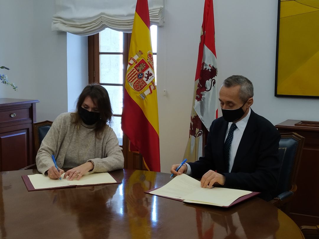 La consejera de Educación, Rocío Lucas y el resposnable de la Noroeste de Endesa, Miguel Temboury firman el acuerdo de entrega de equipos informáticos La consejera de Educación, Rocío Lucas y el resposnable de la Noroeste de Endesa, Miguel Temboury firman el acuerdo de entrega de equipos informáticos
