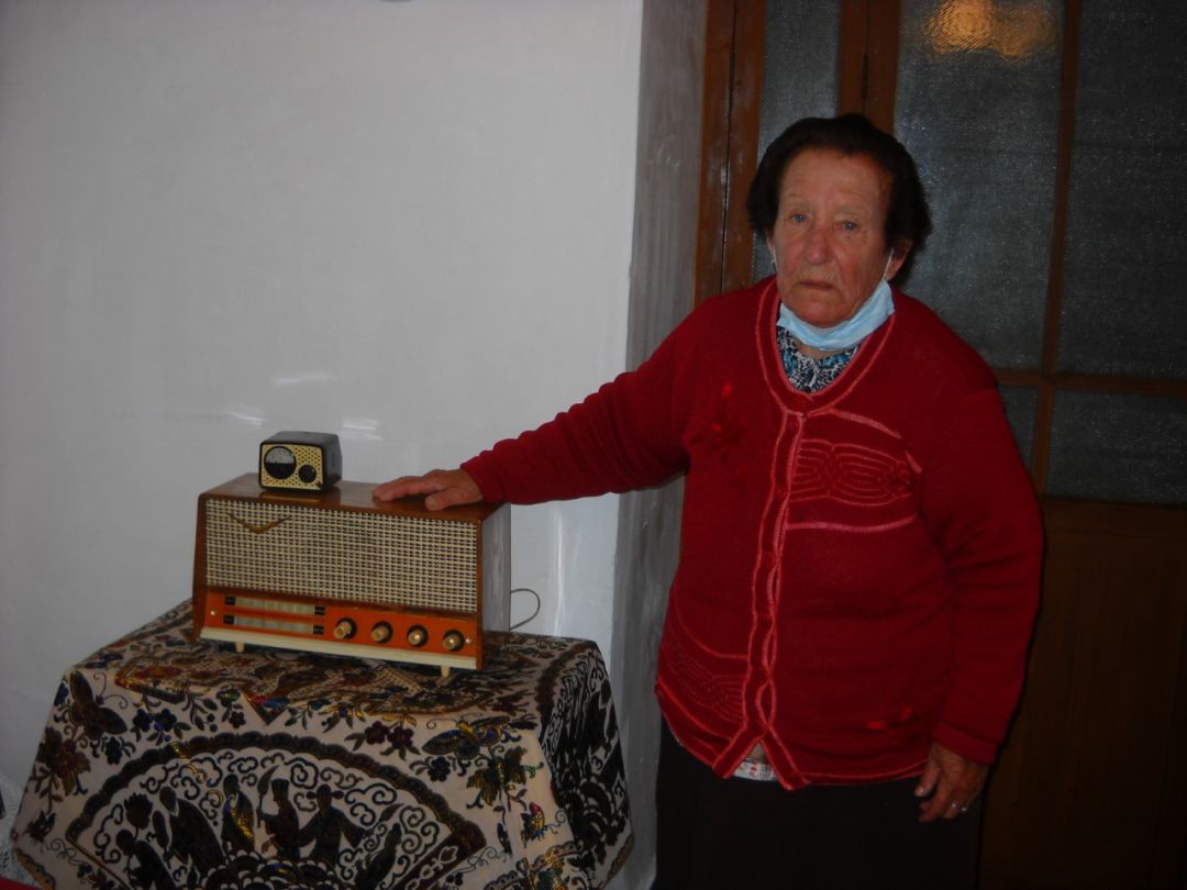 Doña Concha junto a su primera radio de válvulas Doña Concha junto a su primera radio de válvulas