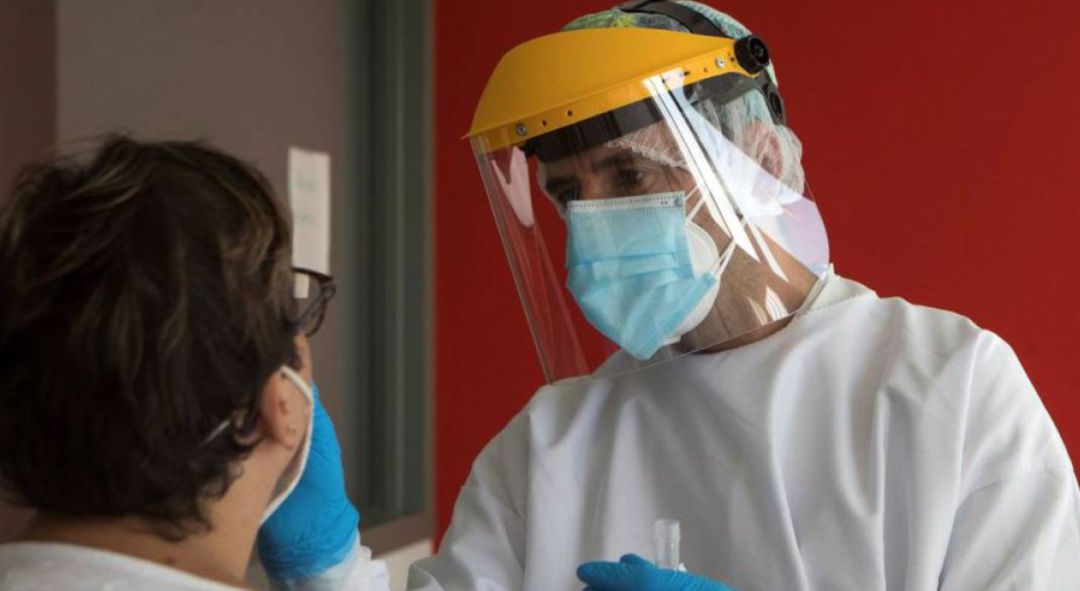 En estos momentos hay 175 personas ingresadas con coronavirus en los hospitales castellonenses, 33 de ellas en la UCI.
En estos momentos hay 175 personas ingresadas con coronavirus en los hospitales castellonenses, 33 de ellas en la UCI.