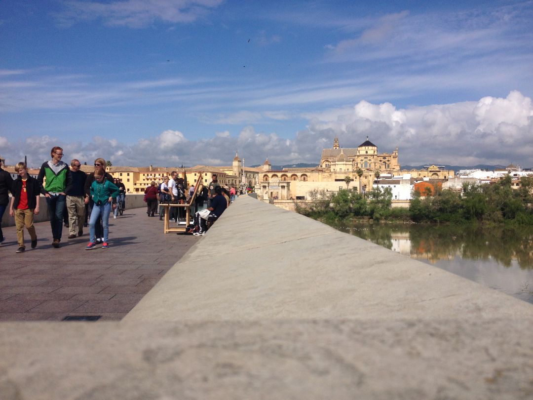 Panorámica del la Mezquita de Córdoba desde el Puente Romano. Foto de archivo Panorámica del la Mezquita de Córdoba desde el Puente Romano. Foto de archivo