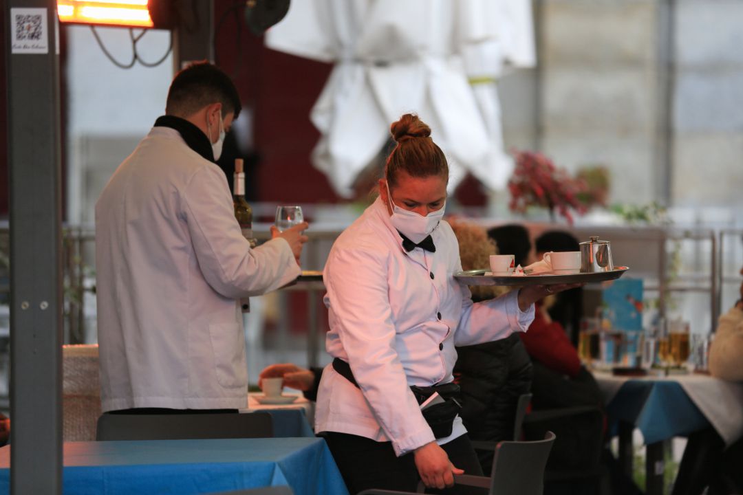 Profesionales de hostelería trabajando en un establecimiento del sector Profesionales de hostelería trabajando en un establecimiento del sector