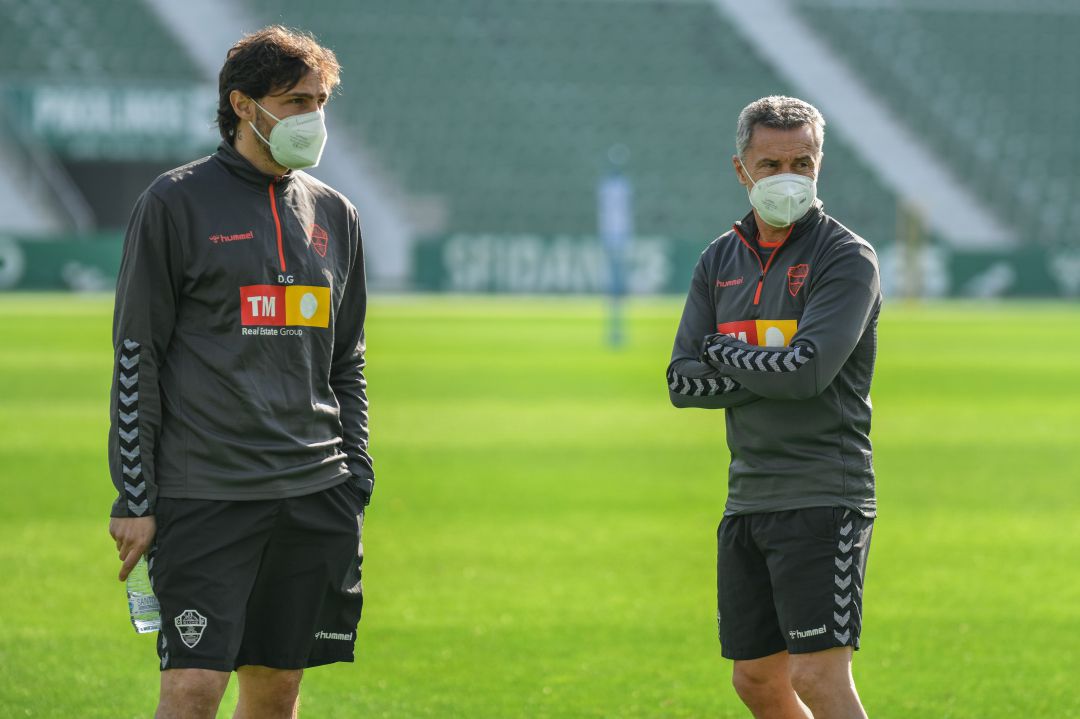 Fran Escribá, a la derecha, junto al 2º entrenador David Generelo Fran Escribá, a la derecha, junto al 2º entrenador David Generelo