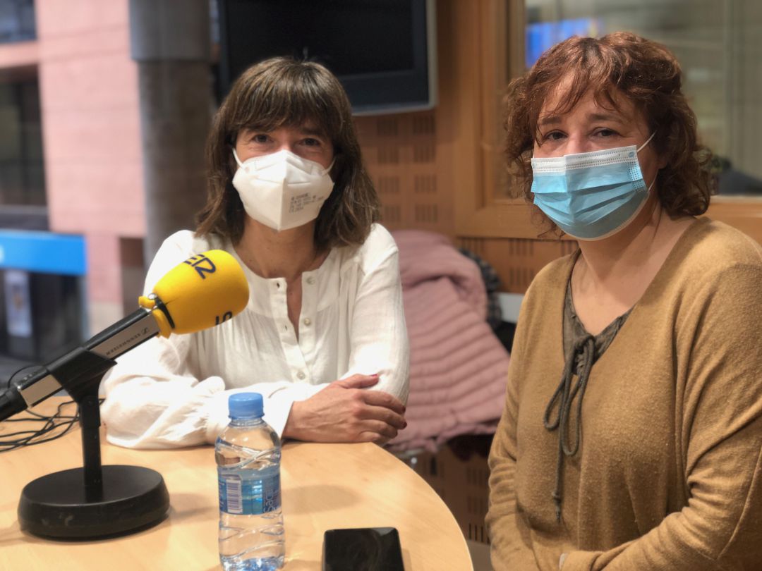 Mariana Gronda i Núria Martínez als estudis de la ràdio Mariana Gronda i Núria Martínez als estudis de la ràdio
