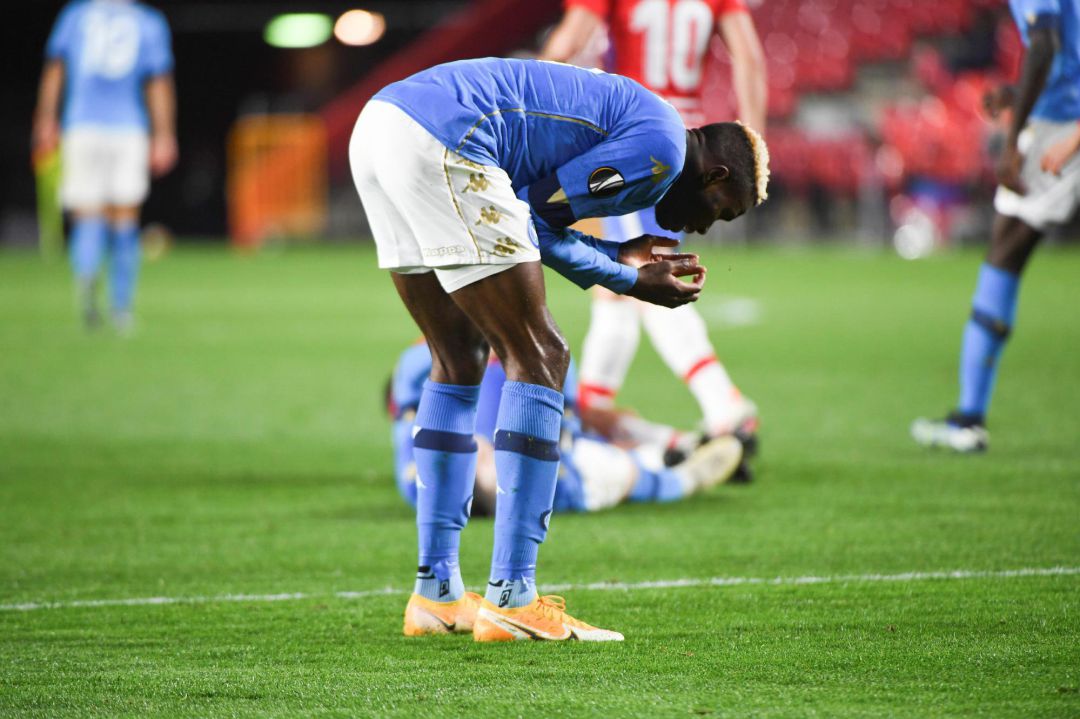 El jugador del Nápoles Victor Osimhen se lamenta tras perder por 2-0 ante el Granada al finalizar el partido de ida de los dieciseisavos de final de la Europa League que ambos equipos han disputado esta noche en el estadio de Los Cármenes El jugador del Nápoles Victor Osimhen se lamenta tras perder por 2-0 ante el Granada al finalizar el partido de ida de los dieciseisavos de final de la Europa League que ambos equipos han disputado esta noche en el estadio de Los Cármenes