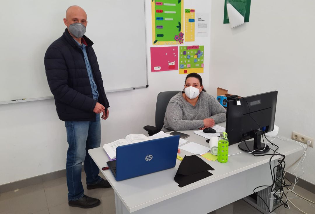 El concejal de Empleo, José Juan Tudela, y la técnica del Cempe, Fátima Arjona. El concejal de Empleo, José Juan Tudela, y la técnica del Cempe, Fátima Arjona.