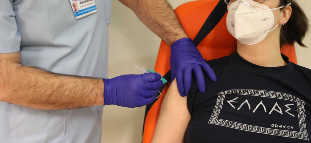 Un trabajador sanitario inyecta una dosis de la de Pfizer-BioNTech contra la Covid-19 a una mujer. Un trabajador sanitario inyecta una dosis de la de Pfizer-BioNTech contra la Covid-19 a una mujer.
