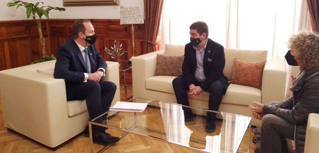 El presidente de la Diputación de Jaén, Francisco Reyes, ha recibido esta mañana la visita institucional del rector de la Universidad Internacional de Andalucía (UNIA), José Ignacio García (izquierda), quien ha estado acompañado por la directora del campus Antonio Machado de la UNIA en Baeza, María Ángeles Peinado (derecha). El presidente de la Diputación de Jaén, Francisco Reyes, ha recibido esta mañana la visita institucional del rector de la Universidad Internacional de Andalucía (UNIA), José Ignacio García (izquierda), quien ha estado acompañado por la directora del campus Antonio Machado de la UNIA en Baeza, María Ángeles Peinado (derecha).