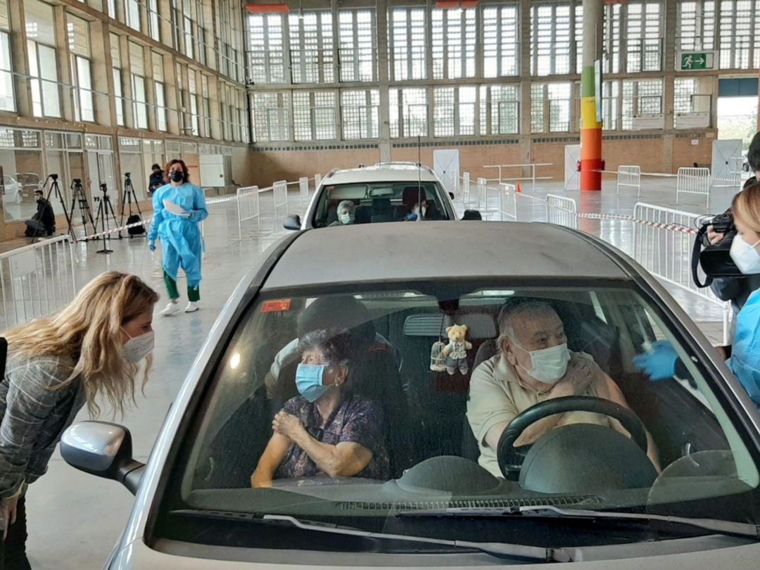 Los primeros usuarios en recibir la vacuna en el interior de Ifeca Los primeros usuarios en recibir la vacuna en el interior de Ifeca