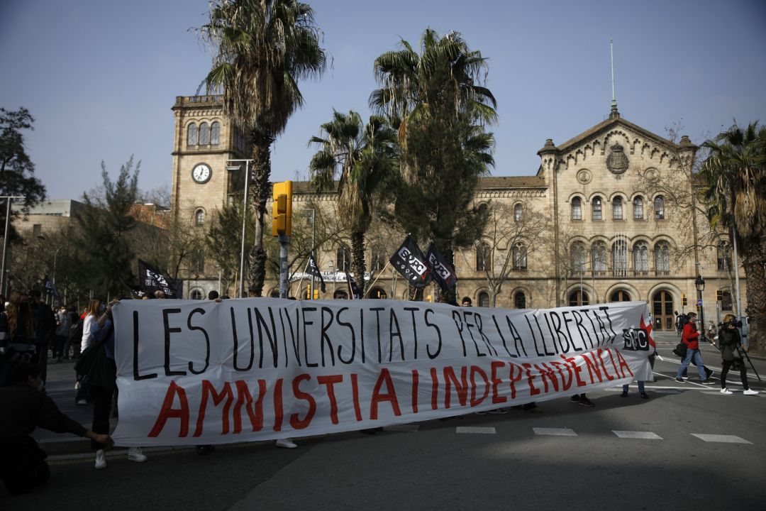 Varias personas sostienen una pancarta donde se lee "Las universidades por la libertad. Amnistía e independencia", durante una manifestación contra el encarcelamiento de Pablo Hasel, en Barcelona, Catalunya (España), a 19 de febrero de 2021. Unos 300 estudiantes se han manifestado este viernes sin incidentes por el centro de Barcelona contra el encarcelamiento del rapero Pablo Hasel, en el marco de una jornada de huelga universitaria. La marcha, convocada por el Sindicat d'Estudiants dels Països Catalans (SEPC) ha arrancado en plaza Universitat, y ha recorrido varias calles de la capital catalana, custodiada por varios furgones de los Mossos d'Esquadra. 19 FEBRERO 2021;PABLO HASEL;ENCARCELAMIENTO;UB;CÁRCEL;BARCELONA;POLÍTICA;MANIFESTACIÓN Varias personas sostienen una pancarta donde se lee "Las universidades por la libertad. Amnistía e independencia", durante una manifestación contra el encarcelamiento de Pablo Hasel, en Barcelona, Catalunya (España), a 19 de febrero de 2021. Unos 300 estudiantes se han manifestado este viernes sin incidentes por el centro de Barcelona contra el encarcelamiento del rapero Pablo Hasel, en el marco de una jornada de huelga universitaria. La marcha, convocada por el Sindicat d'Estudiants dels Països Catalans (SEPC) ha arrancado en plaza Universitat, y ha recorrido varias calles de la capital catalana, custodiada por varios furgones de los Mossos d'Esquadra. 19 FEBRERO 2021;PABLO HASEL;ENCARCELAMIENTO;UB;CÁRCEL;BARCELONA;POLÍTICA;MANIFESTACIÓN