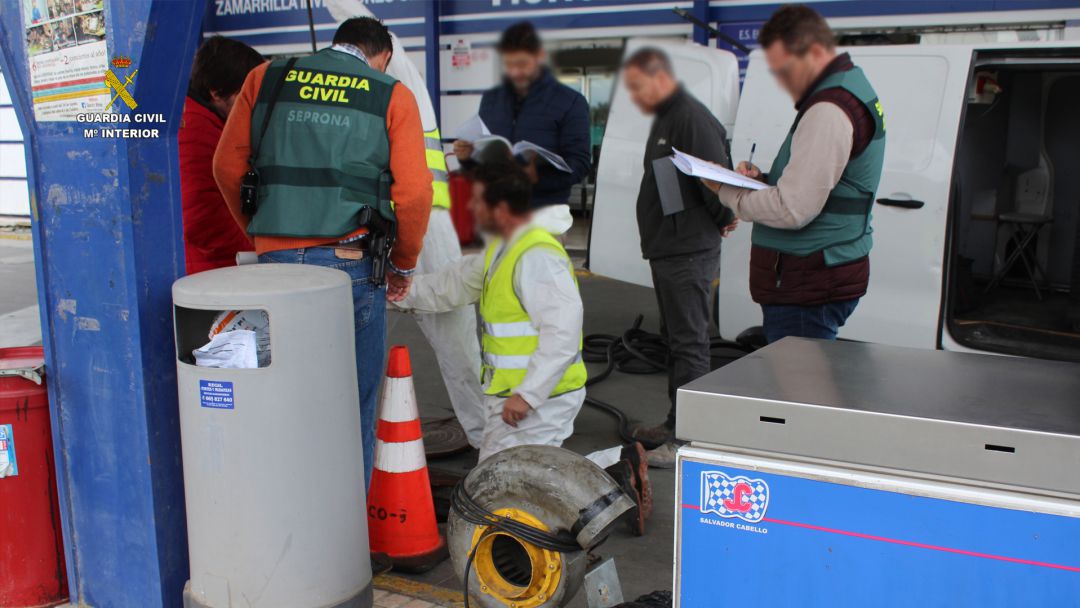 Inspección de la Guardia Civil en una gasolinera de Coria del Río Inspección de la Guardia Civil en una gasolinera de Coria del Río