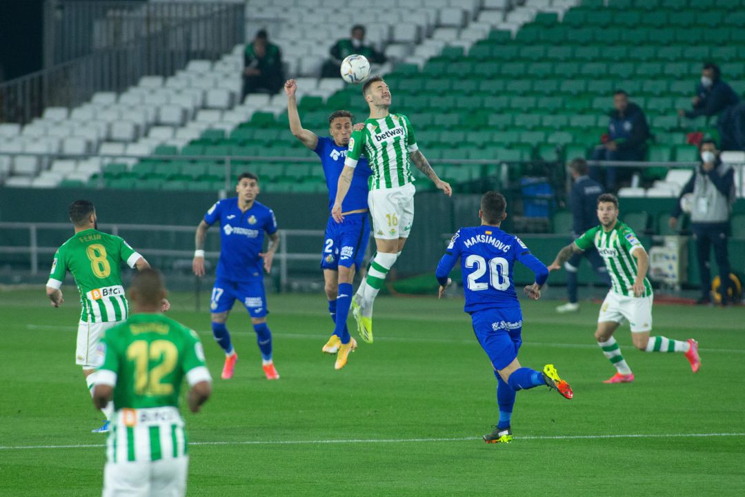Soufiane Chakla of Getafe and Loren Moron of Real Betis during LaLiga, football match played between Real Betis Balompie and Getafe Club Futbol at Benito Villamarin Stadium on February 19, 2021 in Sevilla, Spain.
AFP7
Soufiane Chakla of Getafe and Loren Moron of Real Betis during LaLiga, football match played between Real Betis Balompie and Getafe Club Futbol at Benito Villamarin Stadium on February 19, 2021 in Sevilla, Spain.
AFP7