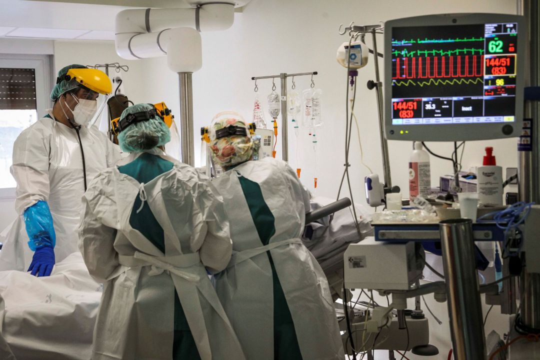 Varios sanitarios trabajan este martes en la Unidad de Cuidados Intensivos de Coronavirus del Hospital de Galdakao (Bizkaia) Varios sanitarios trabajan este martes en la Unidad de Cuidados Intensivos de Coronavirus del Hospital de Galdakao (Bizkaia)