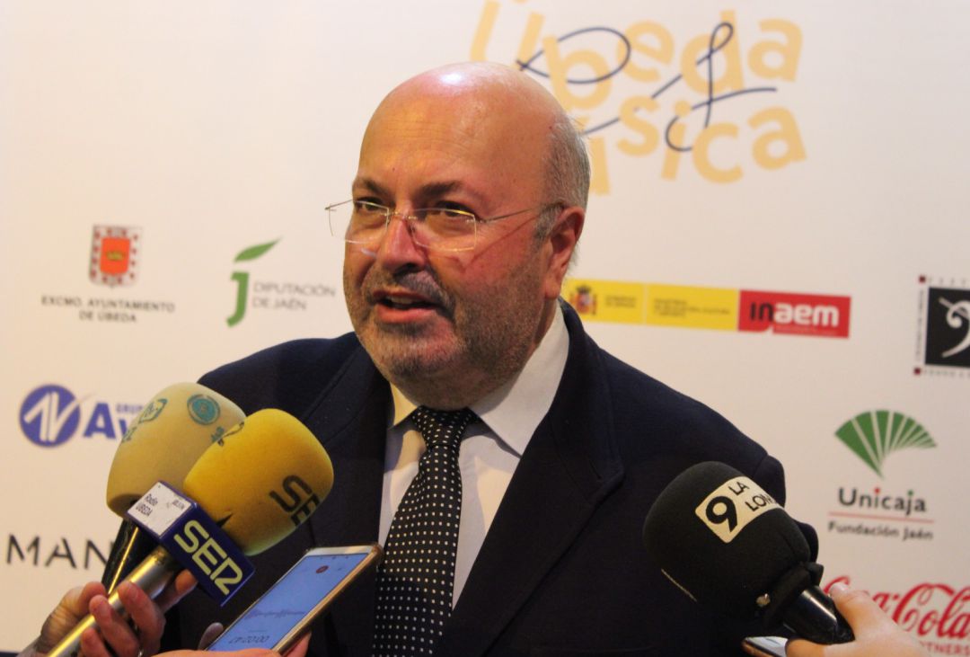 Diego Martínez ante la prensa en la presentación del Festival Internacional de Música y Danza Ciudad de Úbeda Diego Martínez ante la prensa en la presentación del Festival Internacional de Música y Danza Ciudad de Úbeda