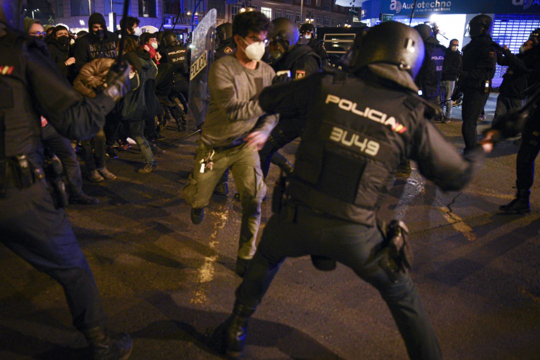 Varios agentes de la Policía Nacional contra los manifestantes durante una manifestación contra el encarcelamiento del rapero y poeta Pablo Hasel, en Plaza San Agustí, en Valencia, Varios agentes de la Policía Nacional contra los manifestantes durante una manifestación contra el encarcelamiento del rapero y poeta Pablo Hasel, en Plaza San Agustí, en Valencia,