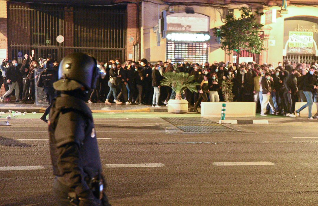 Varios agentes de la Policía Nacional contra los manifestantes durante una manifestación contra el encarcelamiento del rapero y poeta Pablo Hasel, en Plaza San Agustí, en Valencia, Varios agentes de la Policía Nacional contra los manifestantes durante una manifestación contra el encarcelamiento del rapero y poeta Pablo Hasel, en Plaza San Agustí, en Valencia,