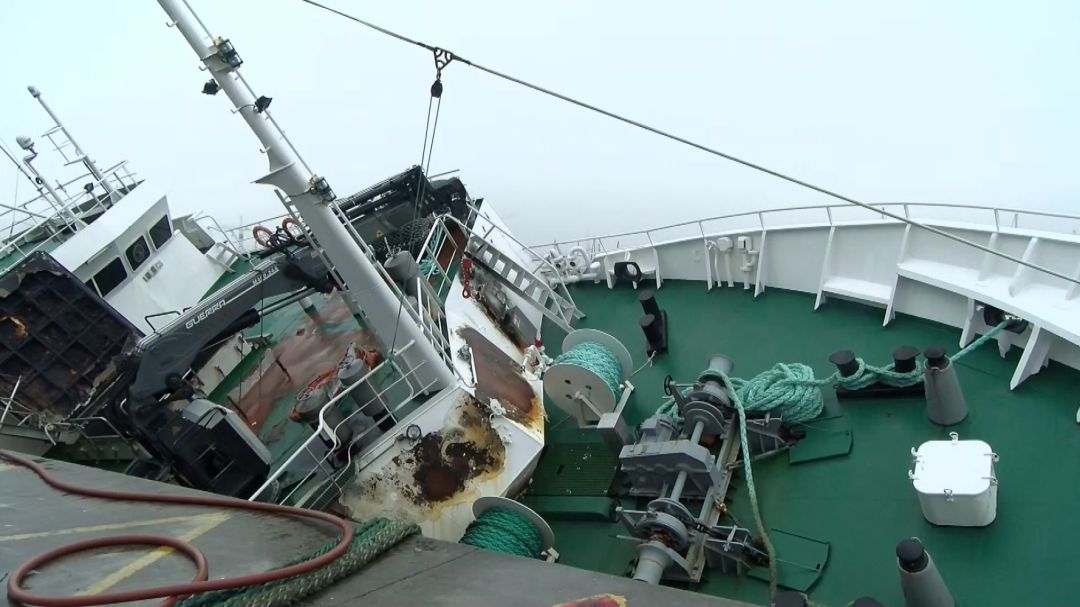 El pesquero Baffin Bay hundido en el muelle de Bouzas El pesquero Baffin Bay hundido en el muelle de Bouzas