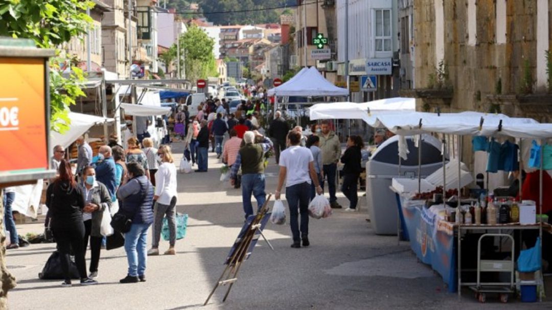 Mercadillo de Sabarís que se celebra cada lunes en Baiona. Mercadillo de Sabarís que se celebra cada lunes en Baiona.