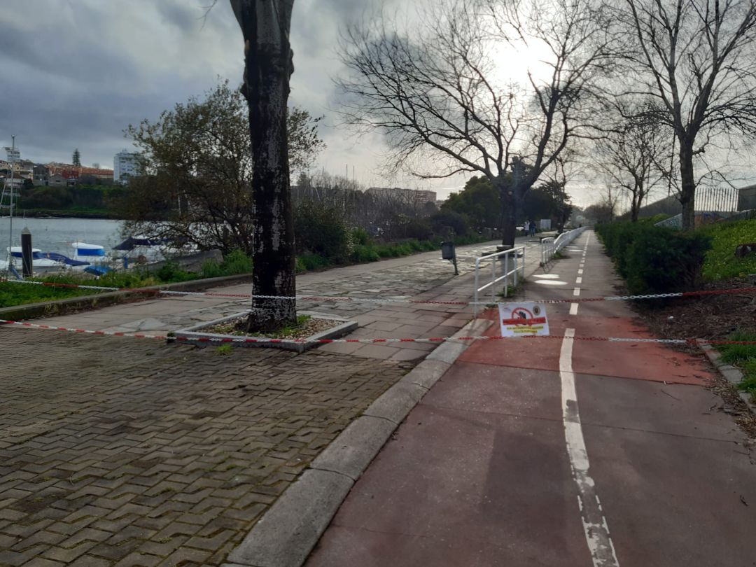 El Paseo de Bouzas, precintado ante la previsión de alerta por fuertes vientos y oleaje El Paseo de Bouzas, precintado ante la previsión de alerta por fuertes vientos y oleaje