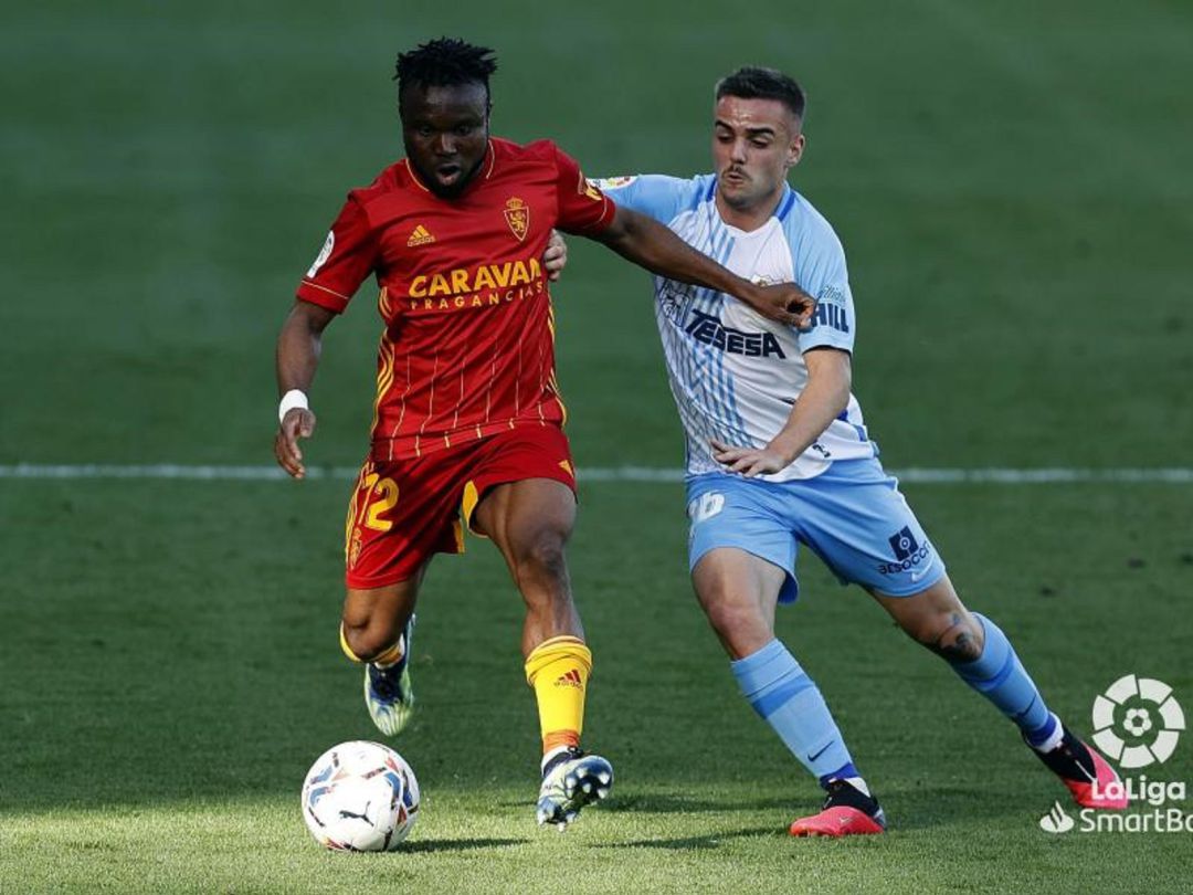 Igbekeme protege el balón ante la presión de un jugador del Málaga Igbekeme protege el balón ante la presión de un jugador del Málaga