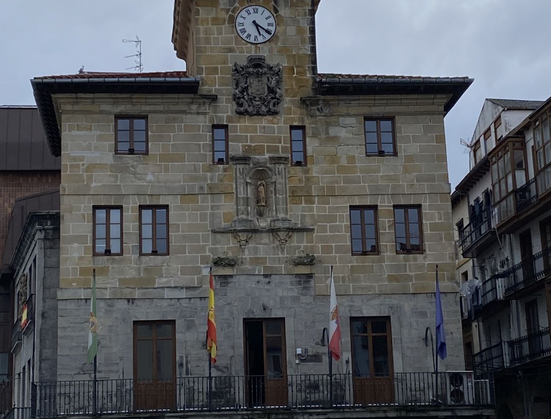 Fachada del Ayuntamiento de Castro Urdiales. Fachada del Ayuntamiento de Castro Urdiales.