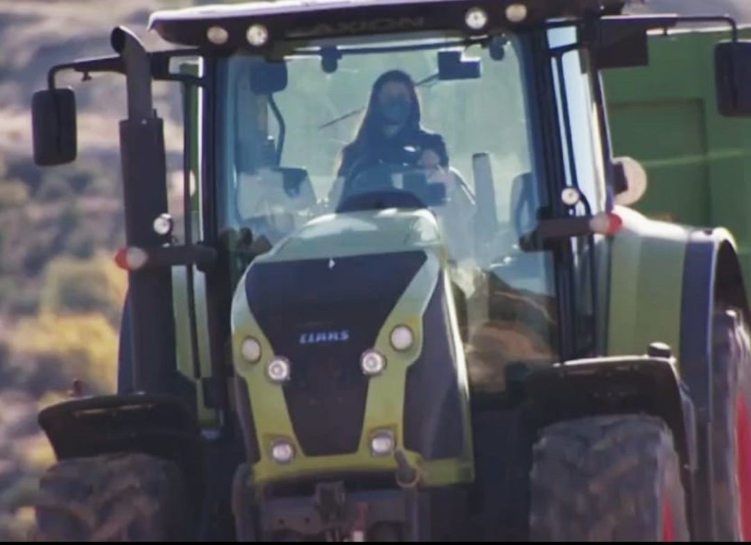Bárbara Herráiz realizando tareas agrícolas con el tractor Bárbara Herráiz realizando tareas agrícolas con el tractor