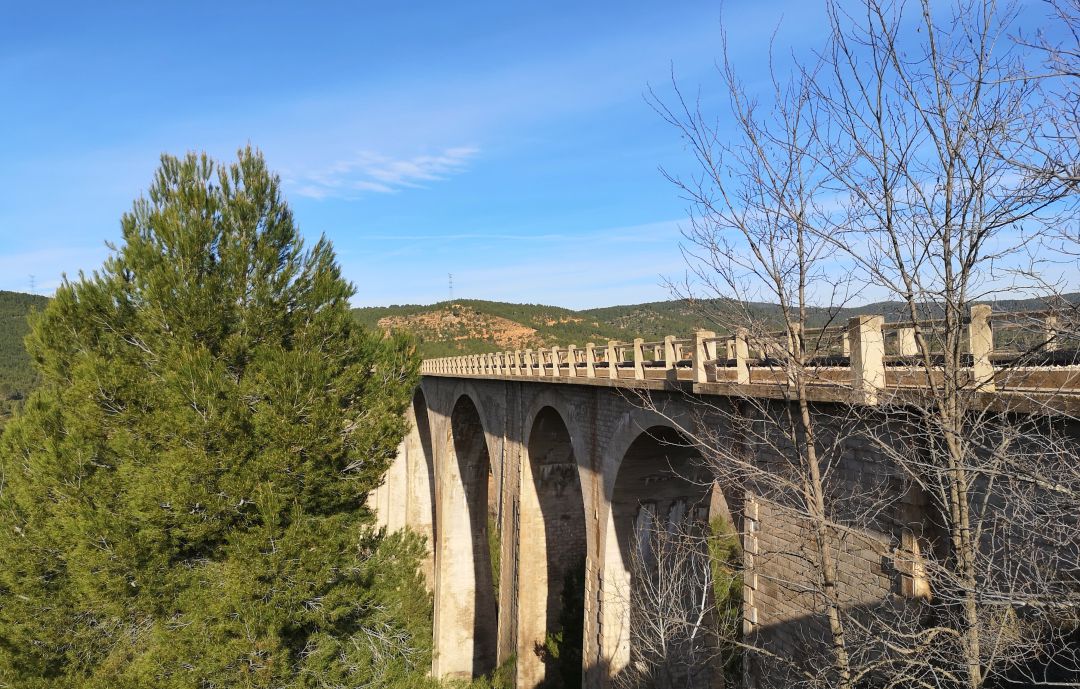 Viaducto de Torres-Quevedo de 680 metros de longitud y 23 arcos que salva el desnivel generado por el río de Narboneta junto a la estación de Enguídanos (Cuenca). Viaducto de Torres-Quevedo de 680 metros de longitud y 23 arcos que salva el desnivel generado por el río de Narboneta junto a la estación de Enguídanos (Cuenca).