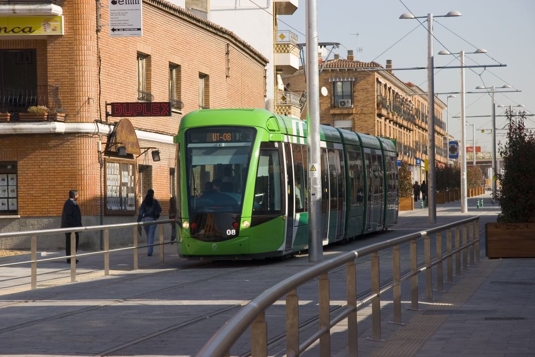 Un tranvía circula por las calles parleñas Un tranvía circula por las calles parleñas