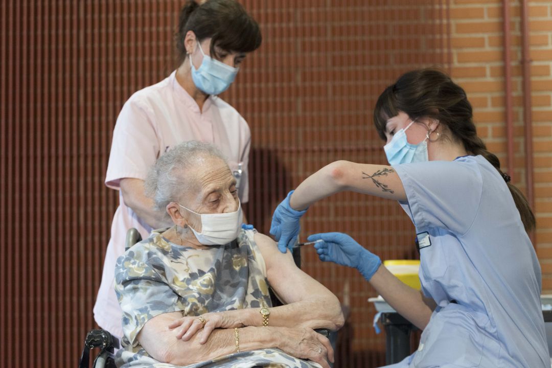 Una anciana recibe la vacuna en una residencia de Álava Una anciana recibe la vacuna en una residencia de Álava