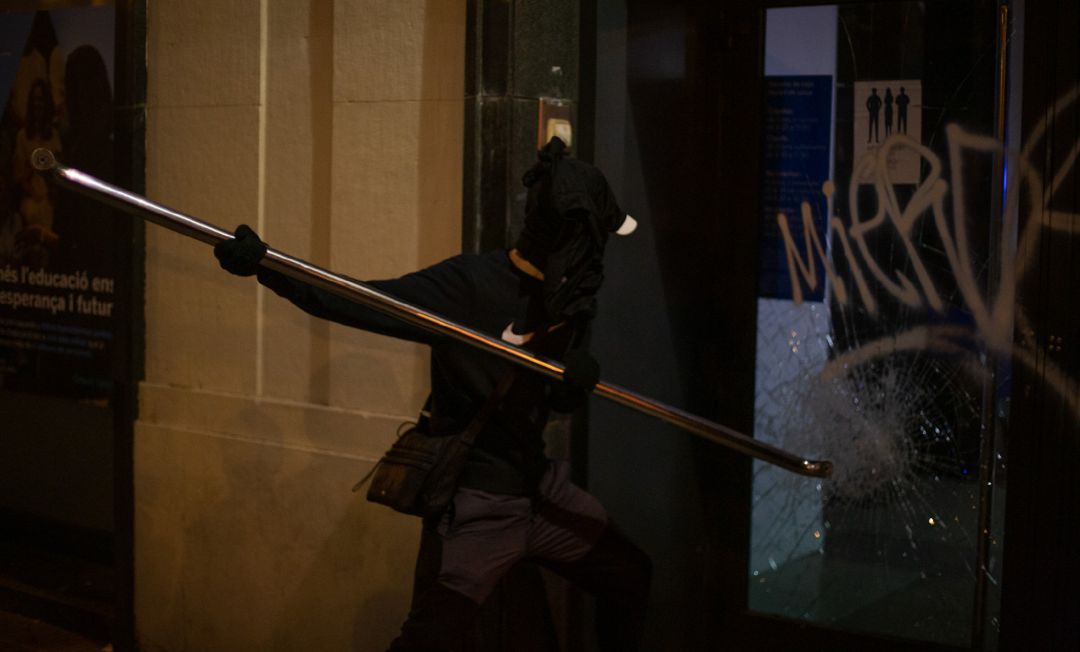 Un joven violento trata de asaltar la oficina de un banco tras la manifestación contra el encarcelamiento del rapero y poeta Pablo Hasel, en Barcelona. Un joven violento trata de asaltar la oficina de un banco tras la manifestación contra el encarcelamiento del rapero y poeta Pablo Hasel, en Barcelona.