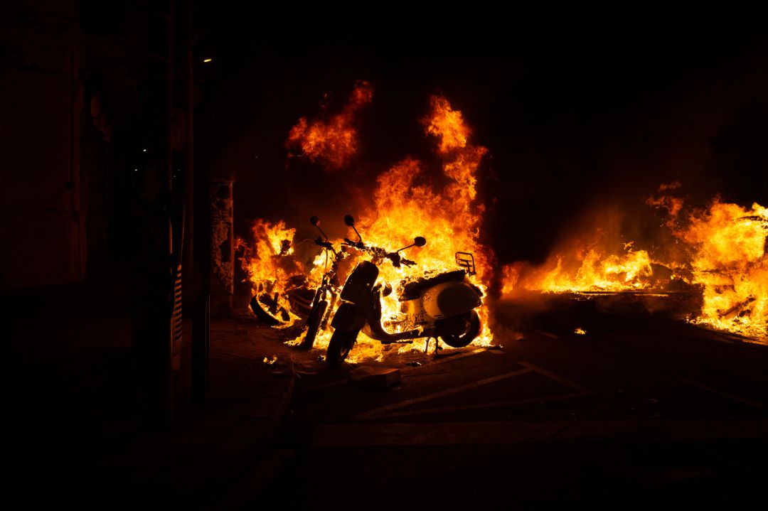 Incendio provocado por los manifestantes que apoyan a Pablo Hasel durante los disturbios en Barcelona del 17 de febrero de 2021. Incendio provocado por los manifestantes que apoyan a Pablo Hasel durante los disturbios en Barcelona del 17 de febrero de 2021.