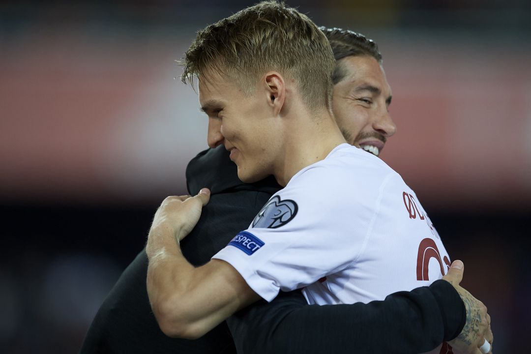 Abrazo entre Sergio Ramos y Martin Odegaard Abrazo entre Sergio Ramos y Martin Odegaard