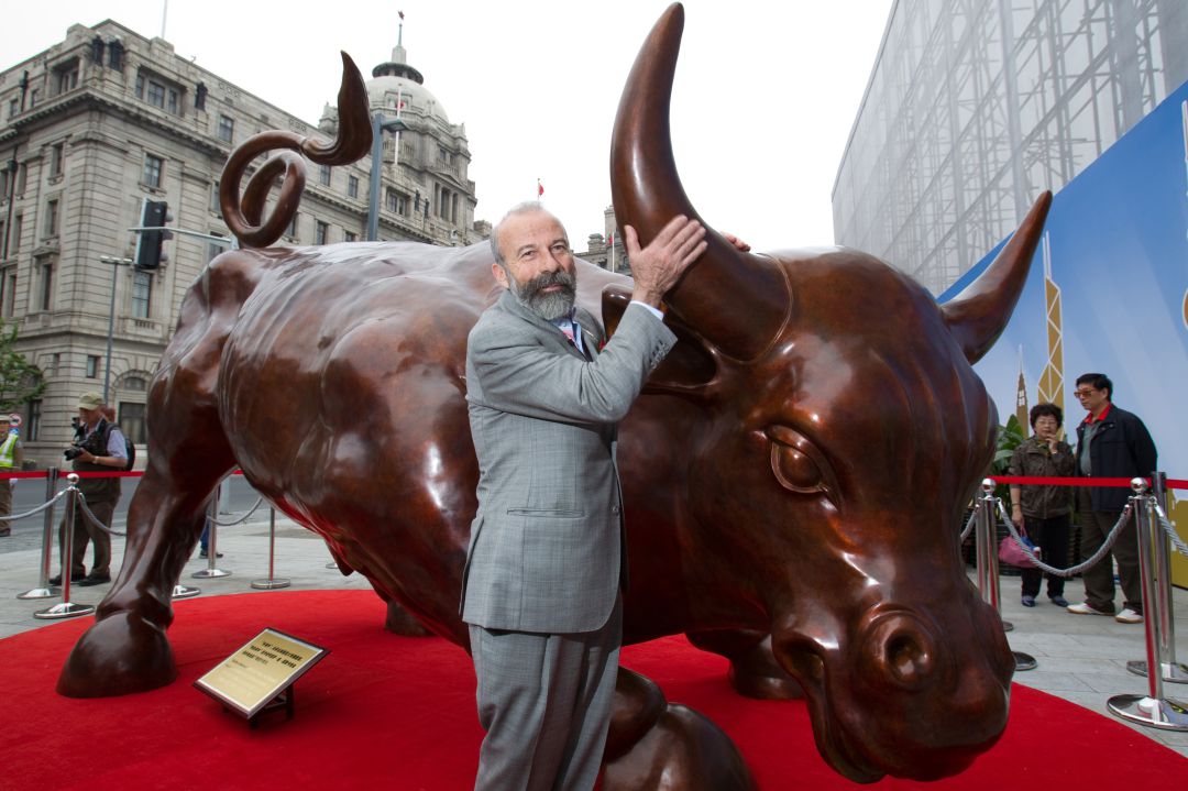 Arturo Di Modica junto a su escultura en Nueva York Arturo Di Modica junto a su escultura en Nueva York