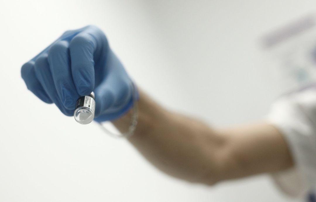 Un profesional sanitario sostiene una dosis de la vacuna contra la COVID-19 de AstraZeneca en un Centro de Vacunación de la Comunidad de Madrid, en Madrid Un profesional sanitario sostiene una dosis de la vacuna contra la COVID-19 de AstraZeneca en un Centro de Vacunación de la Comunidad de Madrid, en Madrid