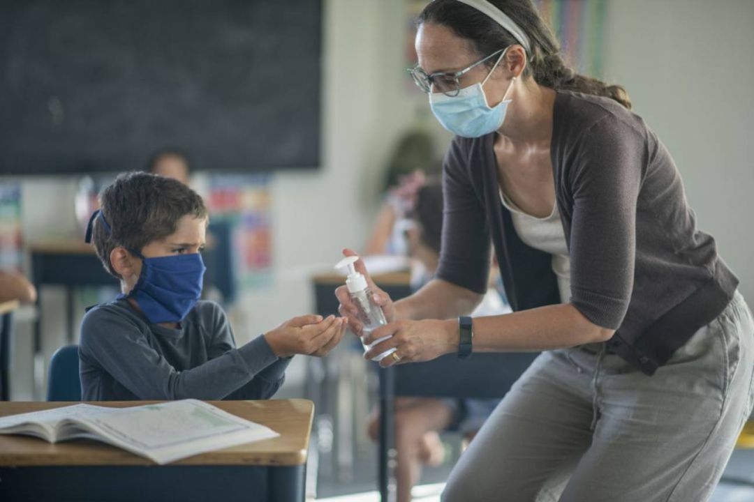 Familias de Castelló de la Plana están a la espera para saber si podrán llevar a sus hijos a clase del 9 al 12 de marzo Familias de Castelló de la Plana están a la espera para saber si podrán llevar a sus hijos a clase del 9 al 12 de marzo