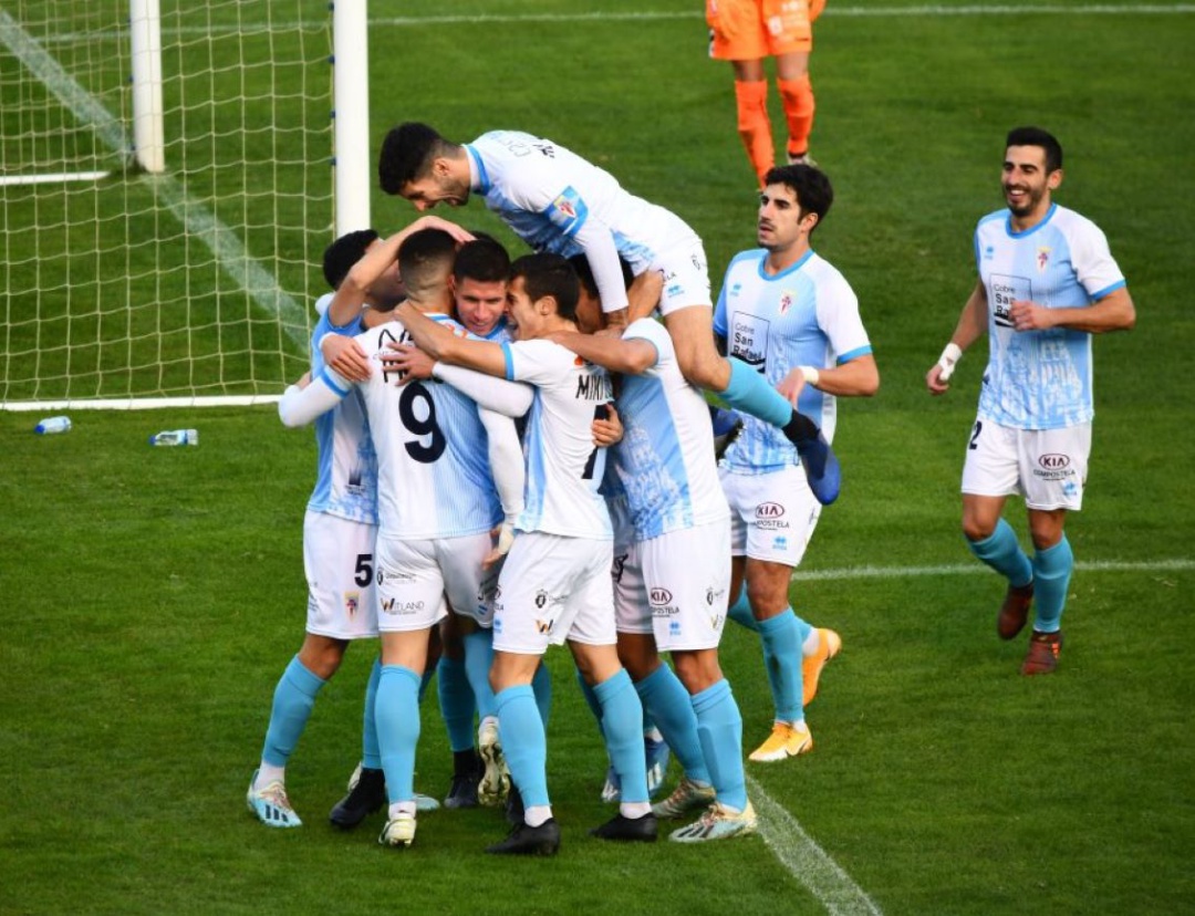 Los jugadores del Compos celebran el gol de Brais Abelenda al Pontevedra en la primera vuelta Los jugadores del Compos celebran el gol de Brais Abelenda al Pontevedra en la primera vuelta